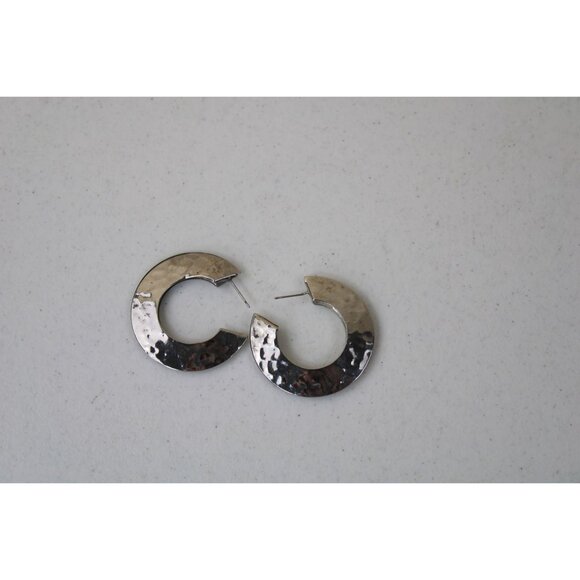 Hammered Silvertone Metal Hoop Earrings Pierced Vintage Silver Tone 91288 - Picture 2 of 4